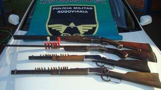 Armas estavam no porta-malas do veículo (Foto: Polícia Militar Rodoviária)