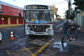 Ônibus da Viação Serrana ficou com a frente totalmente destruída. (Foto: Simão Nogueira)
