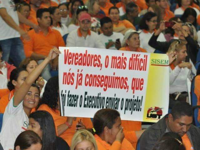 Agentes de sa&uacute;de lotam C&acirc;mara em manifesta&ccedil;&atilde;o por plano de carreira
