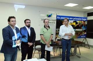Pedro Pedrossian Neto, Alexandre Aválo, Gilberto Cavalcante e o prefeito Alcides Bernal, durante reunião na Esplanada (Foto: Eder Andrade/PMCG)
