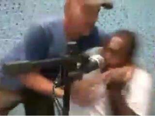 Policial invade emissora de rádio, onde José Carlos concedia entrevista (Foto: Reprodução)