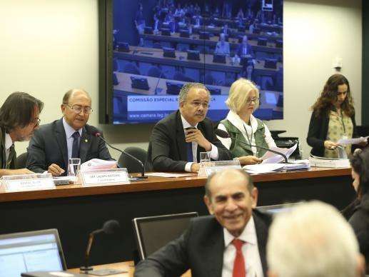 Comiss&atilde;o aprova limite de doa&ccedil;&otilde;es de 10% da renda bruta para campanha eleitoral