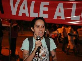 Juliana ficou emocionada ao falar sobre a determinação da prisão de Lula (Foto: Paulo Francis)