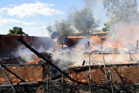 Fam&iacute;lia fica desabrigada depois de inc&ecirc;ndio destruir casa