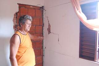 Mário reclama que por causa das chuvas sua casa está rachando. (Foto: Ricardo Campo Jr.)