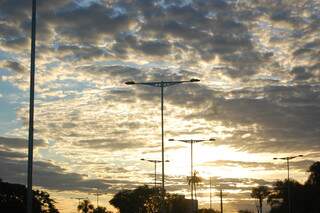 Céu em Campo Grande na manhã desta segunda-feira (Foto: Marlon Ganassin)