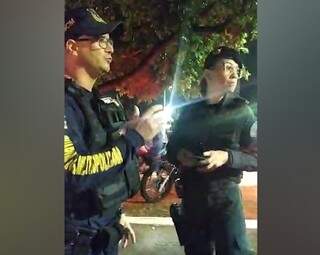 Em vídeo, guarda aparece conversando com PM após a chegada do coronel durante a abordagem de dois homens suspeitos de serem ladrões de cobre (Foto: Reprodução)
