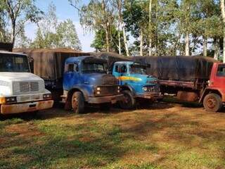 Parte dos caminhões que estavam em lotes de assentamento com carga de cigarro do Paraguai. (Foto: Divulgação PF)