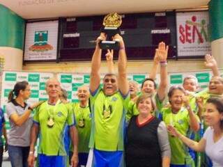 Equipe masculina levanta taça de campeão em Nova Andradina (Foto: Fundesporte/Divulgação)