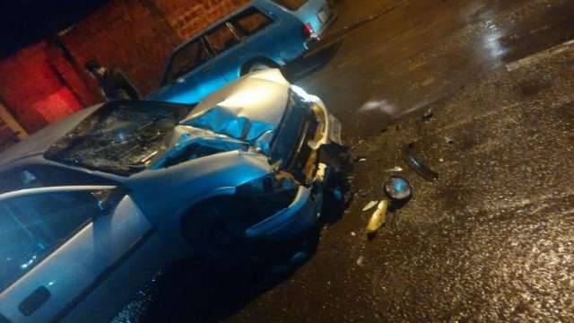 Motociclista n&atilde;o v&ecirc; rua interditada por buraco e bate de frente com carro