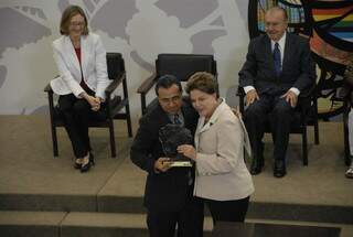 Professor Paulo Ângelo de Souza, do CDDH-MS, recebe prêmio entregue pela presidente Dilma. (Foto: Nacional dos Centros de Defesa da Criança e do Adolescente - ANCED.