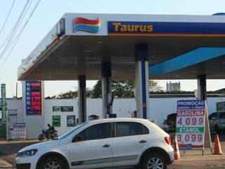 Consumidor se assusta com preço, mas MS ainda tem combustível entre os mais baratos (Foto: Henrique Kawaminami)