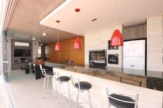 O espaço gourmet é integrado com a cozinha e sala de estar. (Foto: Alcides Neto)