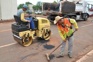 Equipes da Prefeitura fazem tapa-buraco em 30 ruas nesta quinta-feira Equipes da Prefeitura fazem tapa-buraco em 30 ruas nesta quinta-feira