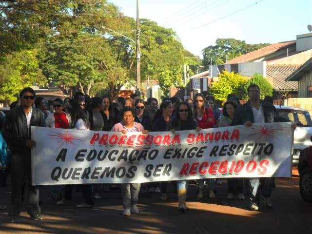  Professores de Itaquira&iacute; fazem protesto na porta da Prefeitura