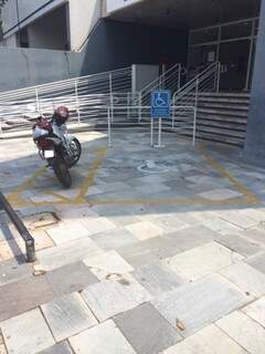 Placa indicando vaga a deficiente não impediu motorista de estacionar no local. (Foto: Direto das Ruas)