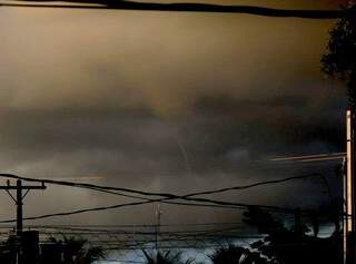 Funil tem as mesmas características visuais de um tornado. (Foto: O Pantaneiro)