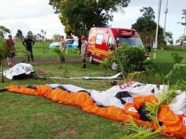 Paramotor cai em ch&aacute;cara ap&oacute;s pane e mata empres&aacute;rio de 40 anos 