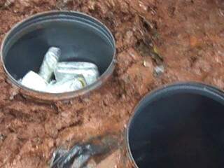 Parte da droga era enterrada, acondicionada em tonéis; foram apreendidos 262 kg de pasta base de cocaína (foto: divulgação)