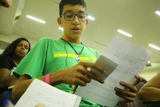 Pedro Lucas, 17, durante oficina de redação na tarde desta quarta-feira (25). (Foto: André Bittar)