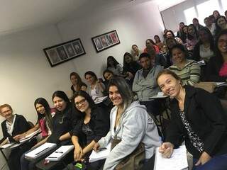 Turma com certificado no término, após a formação no Curso da Saúde. (Foto: Divulgação)