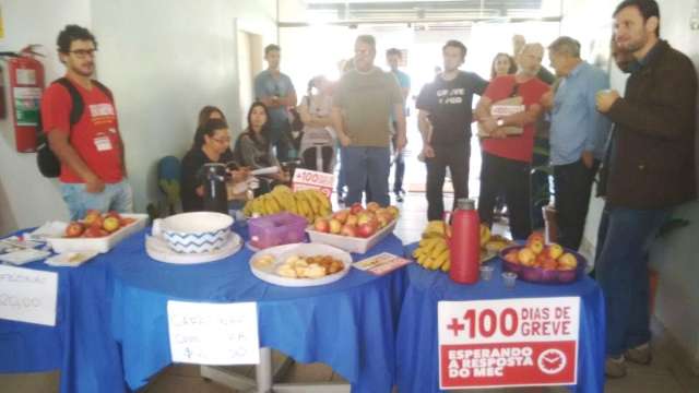 Servidores da UFGD servem caf&eacute; para lembrar cem dias de greve