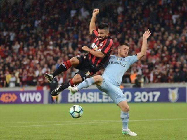 Com goleiro expulso, Gr&ecirc;mio vence Atl&eacute;tico-PR e lidera campeonato 