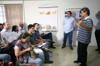 Prefeito Nelson Trad Filho conversou com conselheiros municipais de saúde hoje (Foto: Divulgação)