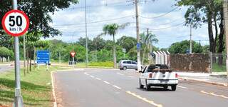 Em Campo Grande praticamente todas vias coletoras na periferia têm radar para controlar velocidade. (Foto: João Garrigó)