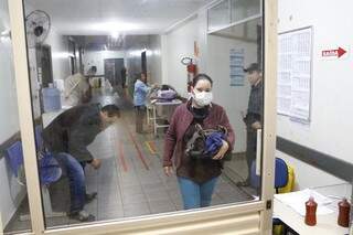 Visitante deixa Hospital da Vida usando máscara; pacientes não conseguem vaga em UTI do HU (Foto: Eliel Oliveira)