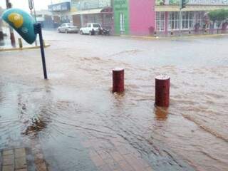 Chuva rápida causa pontos de alagamentos em regiões da Capital Chuva rápida causa pontos de alagamentos em regiões da Capital