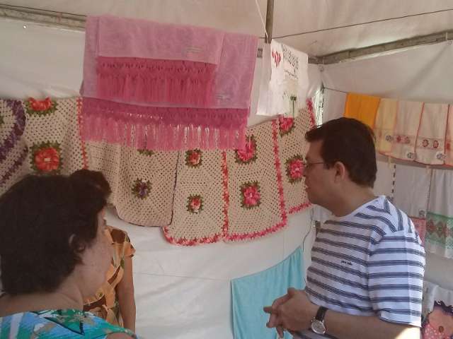 Olarte visita feira e afirma que prefeitura precisa &quot;equilibrar as finan&ccedil;as&quot;