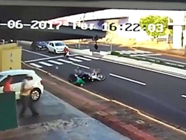 Crian&ccedil;a &eacute; atropelada por moto ao atravessar em faixa de pedestre