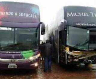 Os dois ônibus lado a lado: camaradagem dos sertanejos após tragédia (Reprodução / Internet)