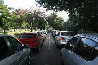 Na Fernando Correa da Costa o congestionamento é grande em horários de pico (Foto: Marcos Ermínio)