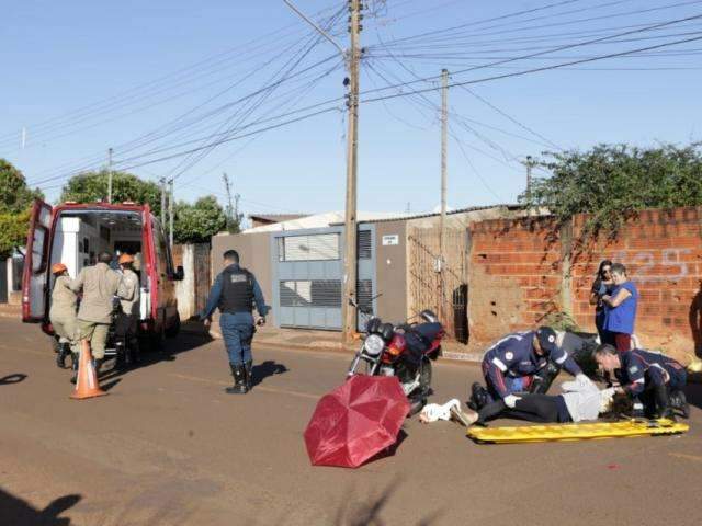 Idosa em bicicleta e motociclista ficam feridos em colis&atilde;o no Aero Rancho