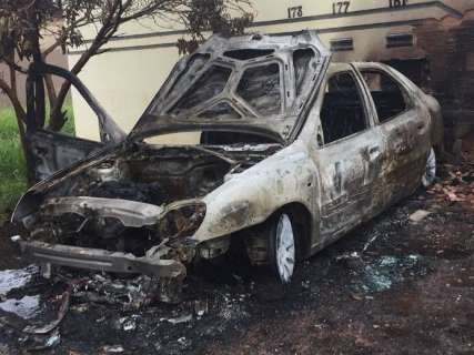 Namorada de PM tem carro queimado e suspeita é de incêndio criminoso 