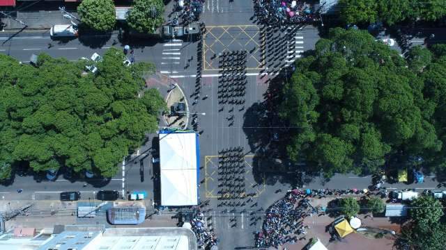Desfile tem pol&iacute;ticos no palanque e protesto no meio do p&uacute;blico
