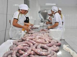 Funcionários de casa de carne trabalham na linha de produção. (Foto: João Garrigó)