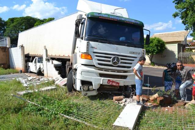 Carreta sem freio atravessa rua movimentada, destr&oacute;i carros e muro