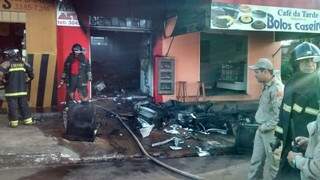 Bombeiros chegaram a tempo de salvar lojas vizinhas das chamas (Foto: Divulgação)