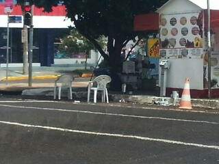 Até cadeiras foram utilizadas para guardar vaga em trecho da Rua Maracajú.(Foto:Direto das Ruas)