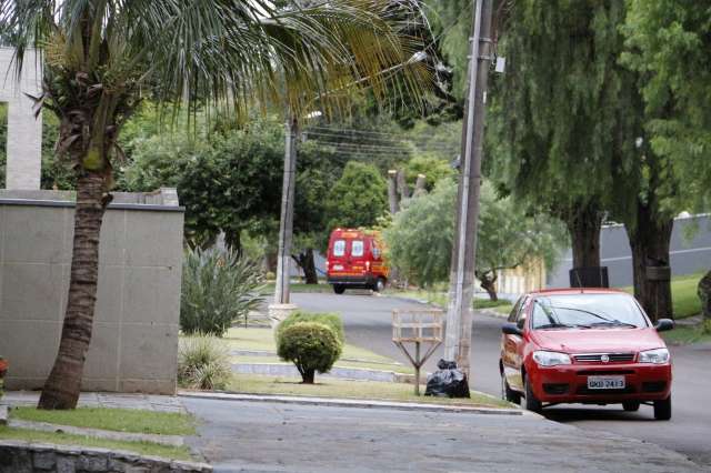 Viatura do bombeiro transporta presos para reformar casa de comandante