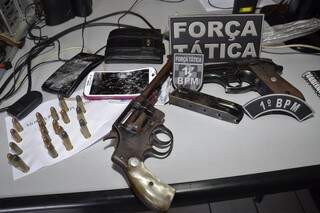 Armas e munições usadas pelos bandidos, que destruíram os celulares das vítimas (Foto: Simão Nogueira)