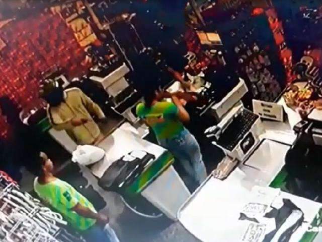 Menos de trinta segundos foram necess&aacute;rios para dupla realizar assalto 