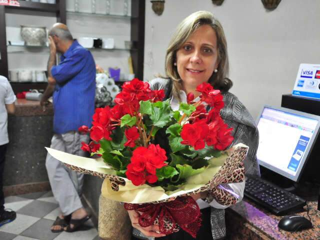  Em floriculturas de Campo Grande, movimento &eacute; intenso no Dia das M&atilde;es