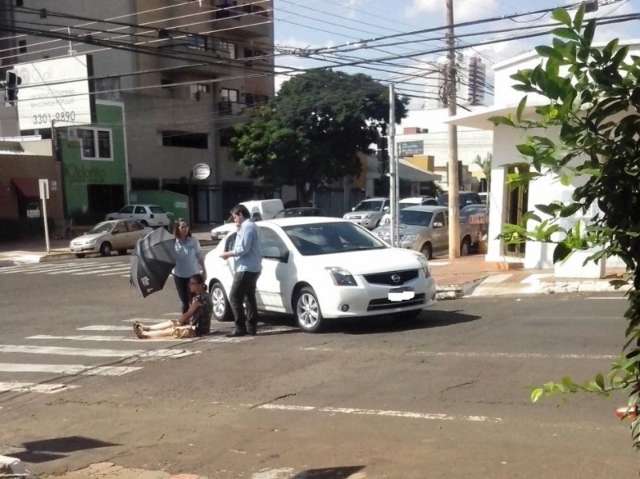 Idosa é atropelada por veículo ao atravessar rua na faixa de pedestres