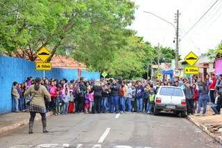 Crianças e adolescentes aguardaram em frente à escola os trabalhos do Corpo de Bombeiros. (Foto: Fernando Antunes) 