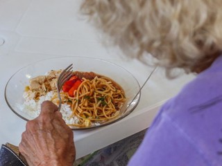 Idosa almoça em entidade de Campo Grande que cuida de idosos em situação de vulnerabilidade social (Foto: Henrique Kawaminami/Arquivo)
