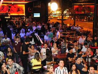 Torcedores assistem a decisão em bares espalhados por Campo Grande (Foto: Rodrigo Pazinato)